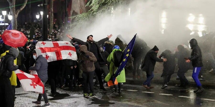 Грузинский народ до сих пор ведет борьбу с Кремлем и пророссийской политикой собственных властей, избравших промосковский вектор. Грузинский народ до сих пор ведет борьбу с Кремлем и пророссийской политикой собственных властей, избравших промосковский вектор.
