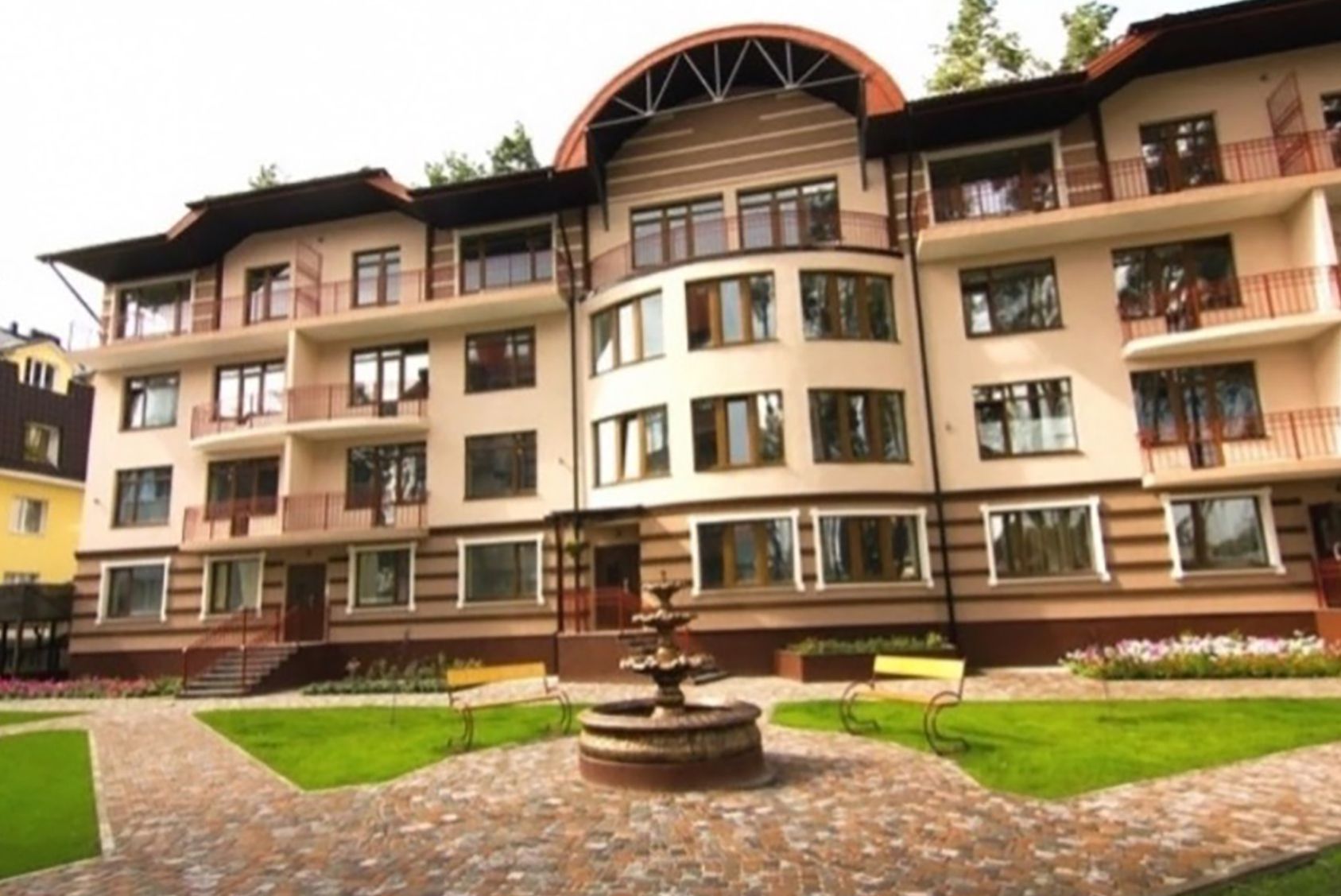 Житло детектива НАБУ Михайла Романюка записано на його матір. Житло детектива НАБУ Михайла Романюка записано на його матір.