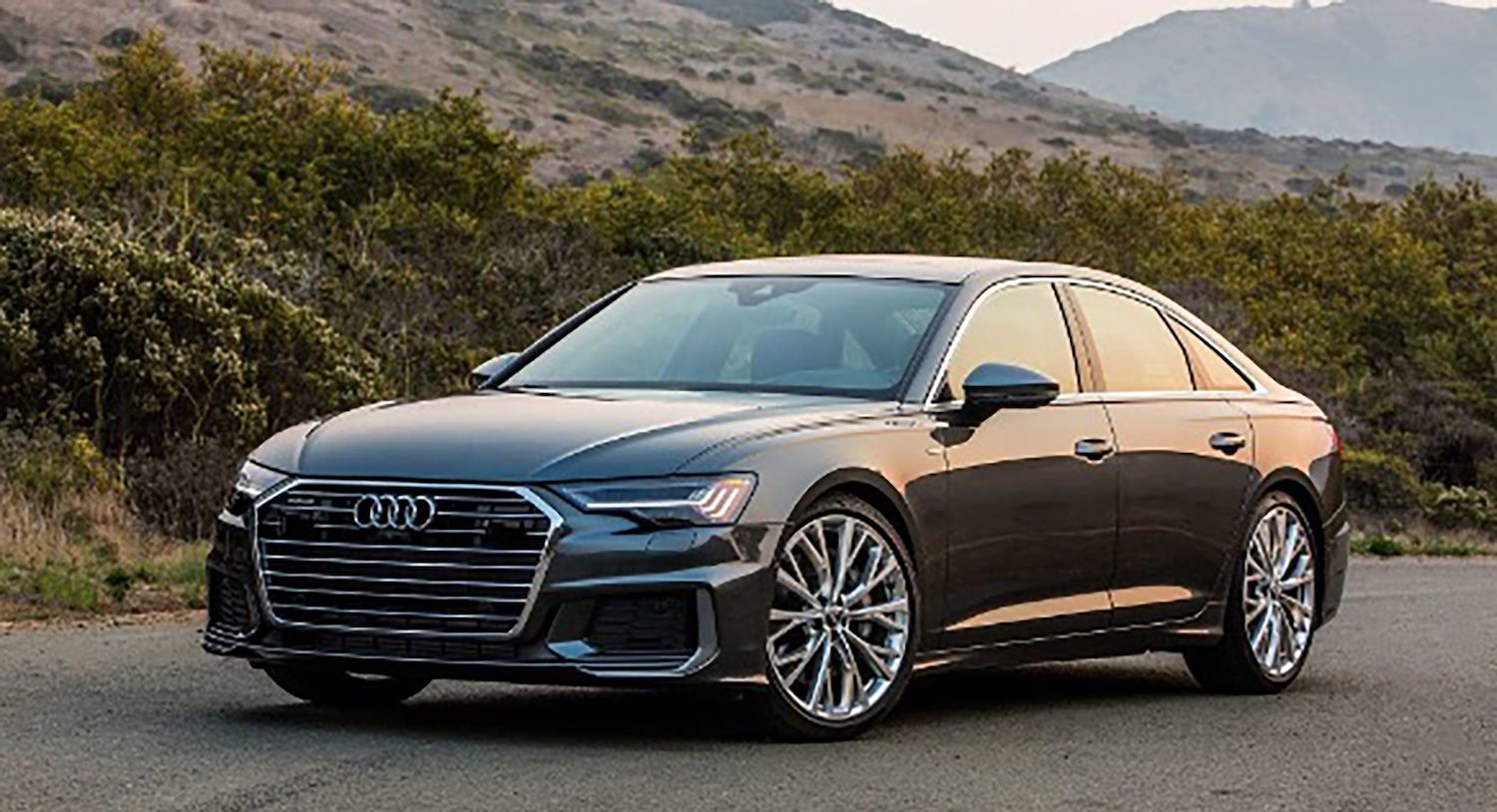 Машина, на якій їздить детектив НАБУ Михайло Романюк. Записана на його батька. Машина, на якій їздить детектив НАБУ Михайло Романюк. Записана на його батька.