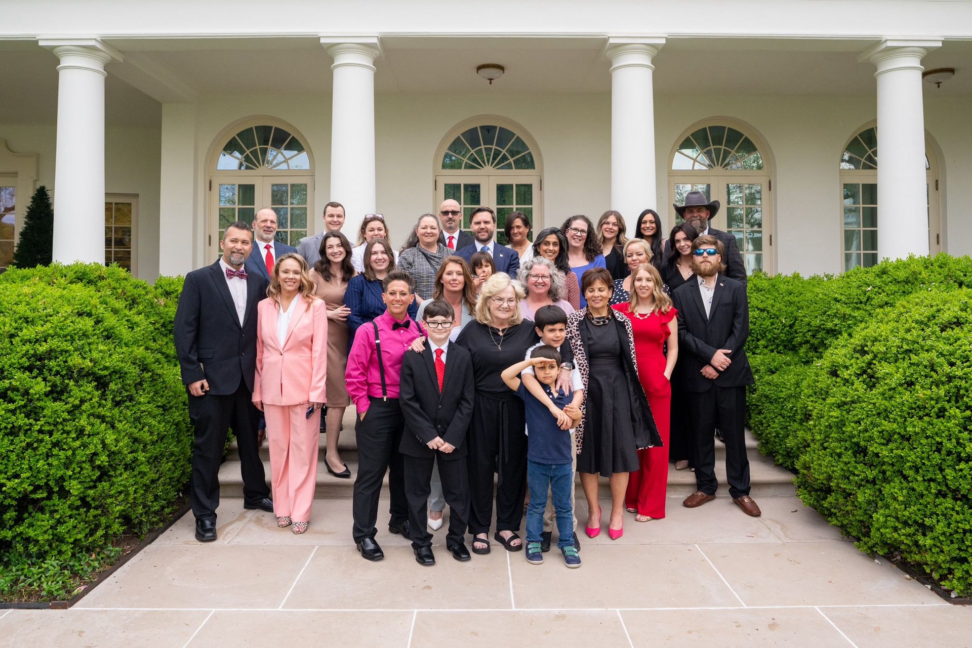 Джей Ди Вэнс с семьей отпраздновал 10 лет трезвости своей мамы Джей Ди Вэнс с семьей отпраздновал 10 лет трезвости своей мамы