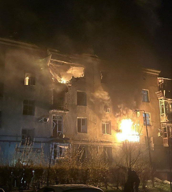 Росіяни вдарили по житловому будинку у Краматорську: постраждали люди 1