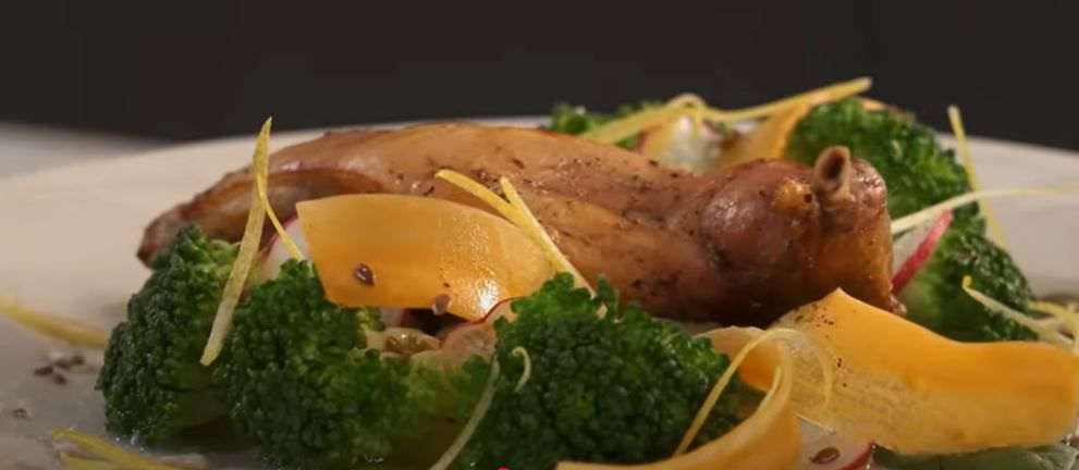 Этот салат смотрится очень празднично!