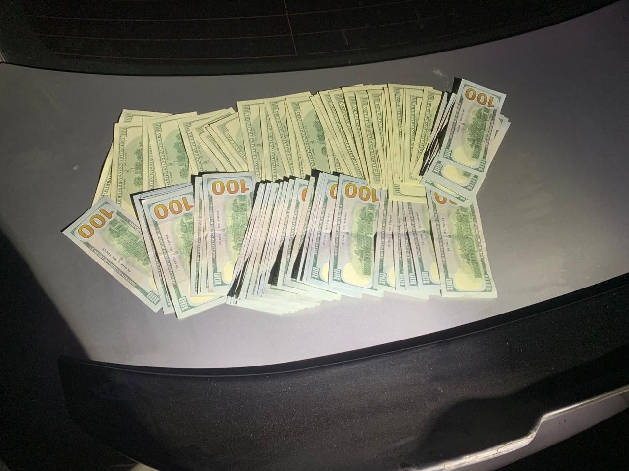 Стоимость услуг дельцов колебалась от 5 до 7 тысяч долларов. Фото — ГНСУ Стоимость услуг дельцов колебалась от 5 до 7 тысяч долларов. Фото — ГНСУ