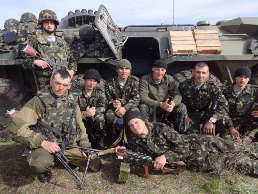 Вадим Сухаревський з бійцями. 2014 рік. Фото: armyinform Вадим Сухаревський з бійцями. 2014 рік. Фото: armyinform