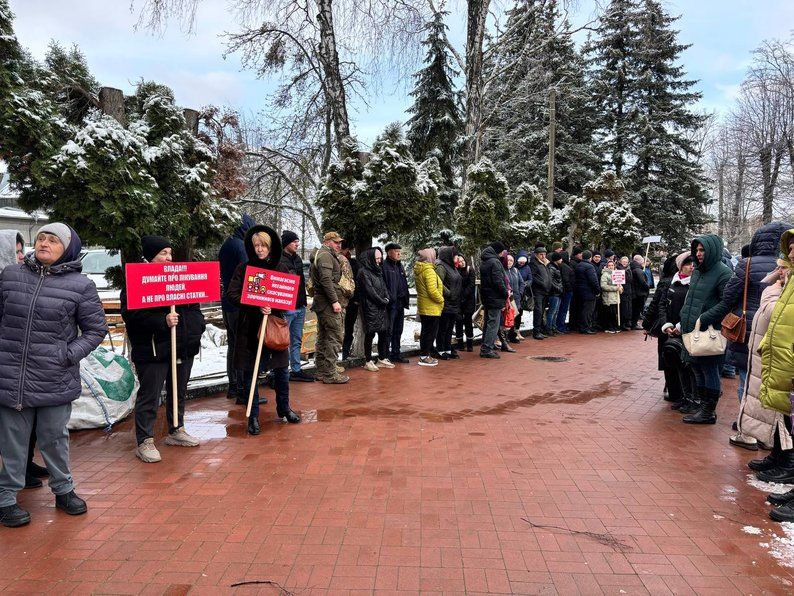 Учасники мітингу біля Житомирської багатопрофільної лікарні Новогуйвинської селищної ради, Житомирщина, 10 квітня 2025 року. Суспільне Житомир/Катерина Мороз
