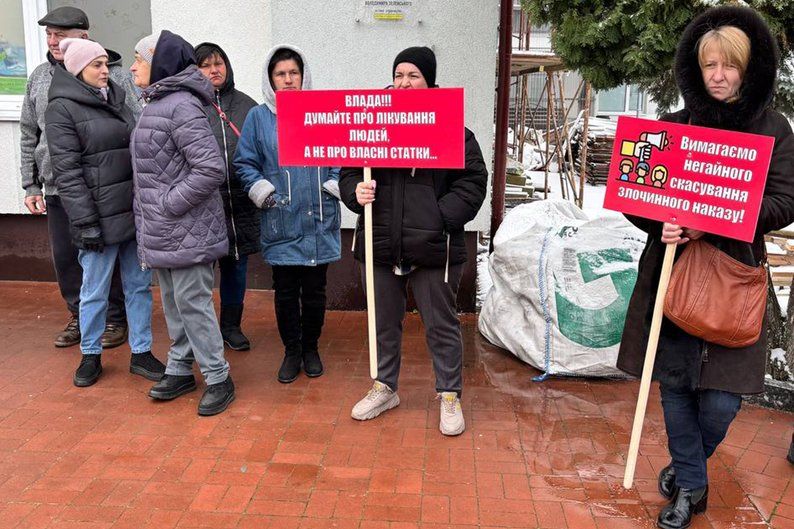 Учасники мітингу біля Житомирської багатопрофільної лікарні Новогуйвинської селищної ради, Житомирщина, 10 квітня 2025 року. Суспільне Житомир/Катерина Мороз