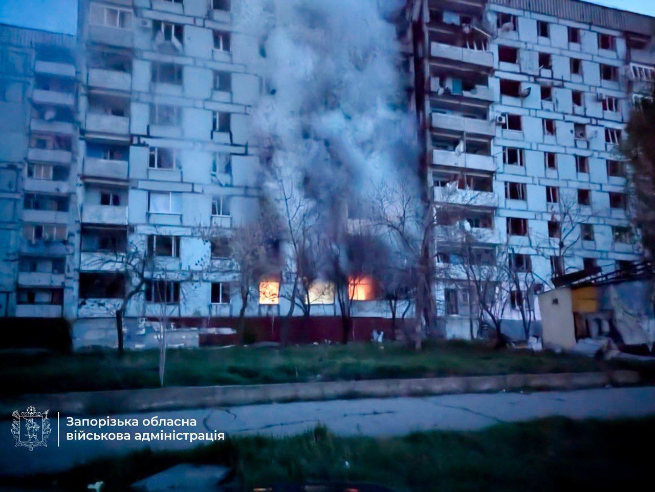 Многоэтажка в Степногорске горит по прилету КАБ. Фото — Запорожская ОВА