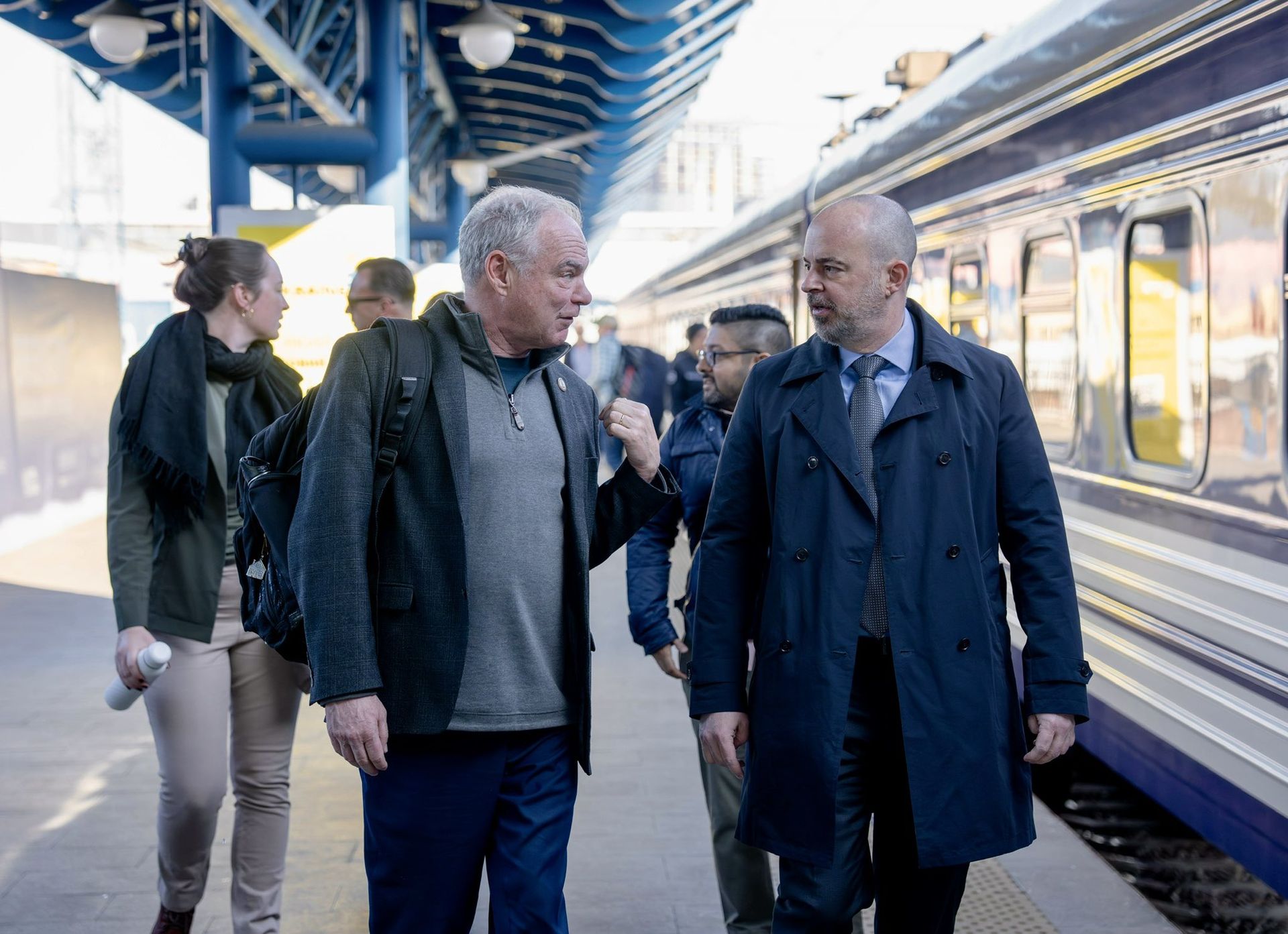 Тим Кейн (слева) на вокзале в Киеве Тим Кейн (слева) на вокзале в Киеве