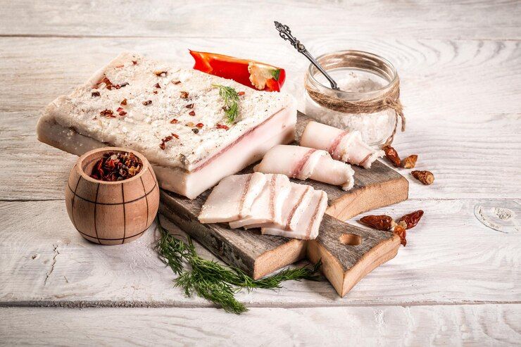 Сало з травами чи зеленнюб - давня кулінарна традиція українців.  Сало з травами чи зеленнюб - давня кулінарна традиція українців.