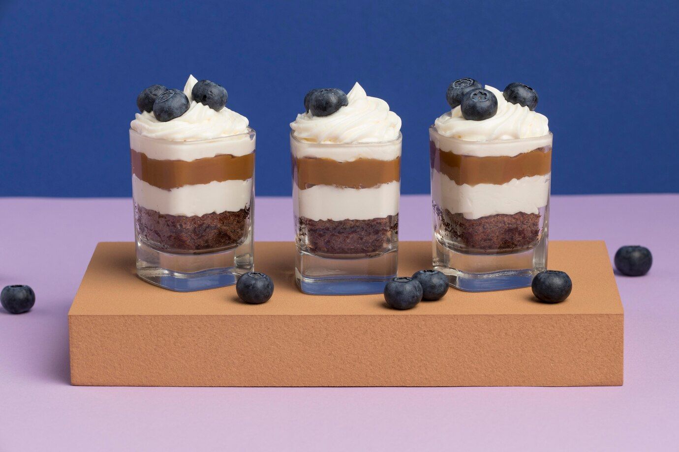 Трайфл - це бісквітний торт, просочений бренді, хересом або білим вином, з додаванням заварного крему, фруктів чи джему.