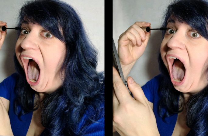 Мари наносит макияж с открытым ртом.