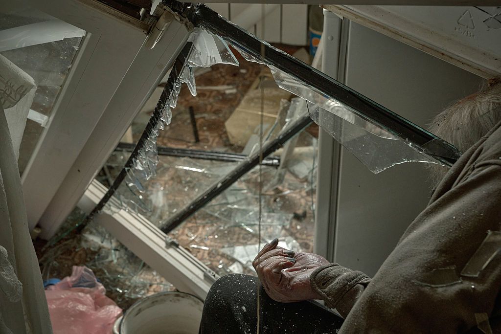 Загиблий чоловік на своїй кухні.  Загиблий чоловік на своїй кухні.