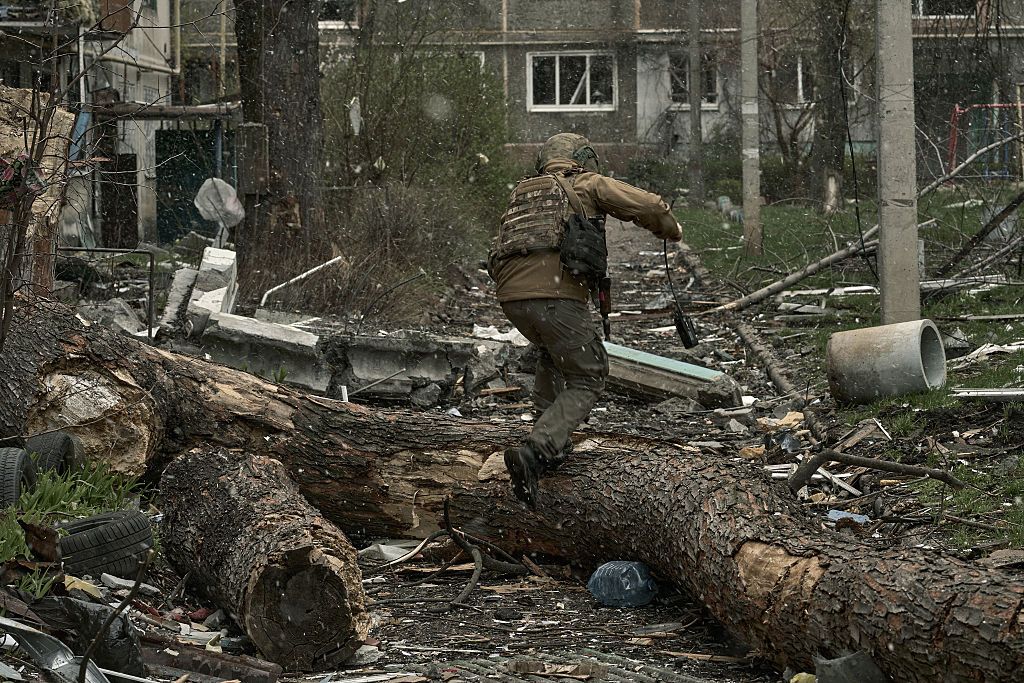 Українськиц військовий пересувається Покровськом. Українськиц військовий пересувається Покровськом.