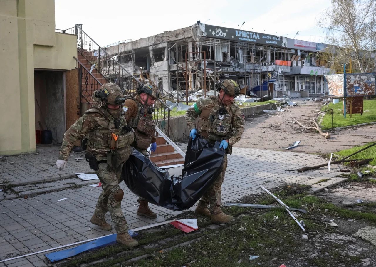 ЗСУ вивозять тіло загиблого жителя Покровська. Фото: REUTERS/Anatolii Stepanov ЗСУ вивозять тіло загиблого жителя Покровська. Фото: REUTERS/Anatolii Stepanov