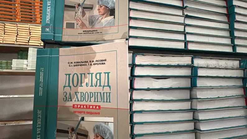 Книги залиті водою. Фото: Суспільне Книги залиті водою. Фото: Суспільне