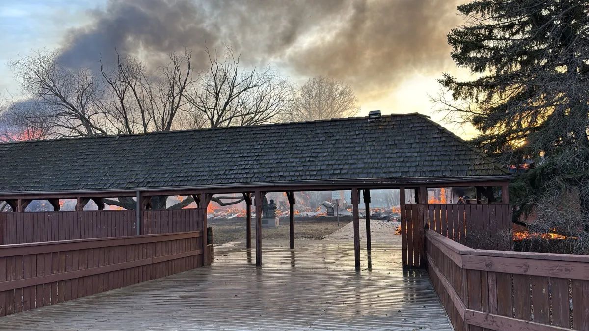 Украинское село культурного наследия вблизи национального парка Элк-Айленд к востоку от Эдмонтона загорелось вечером в пятницу, 18 апреля 2025 г. Фото - Global news Украинское село культурного наследия вблизи национального парка Элк-Айленд к востоку от Эдмонтона загорелось вечером в пятницу, 18 апреля 2025 г. Фото - Global news