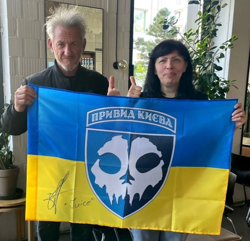Шон Пенн с мамой "Джуса" Шон Пенн с мамой "Джуса"
