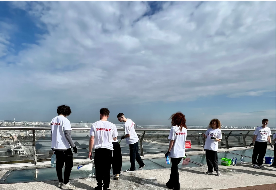 Прозорий старт: AFINA Group презентувала бренд SARMIX, очистивши київський скляний міст 2