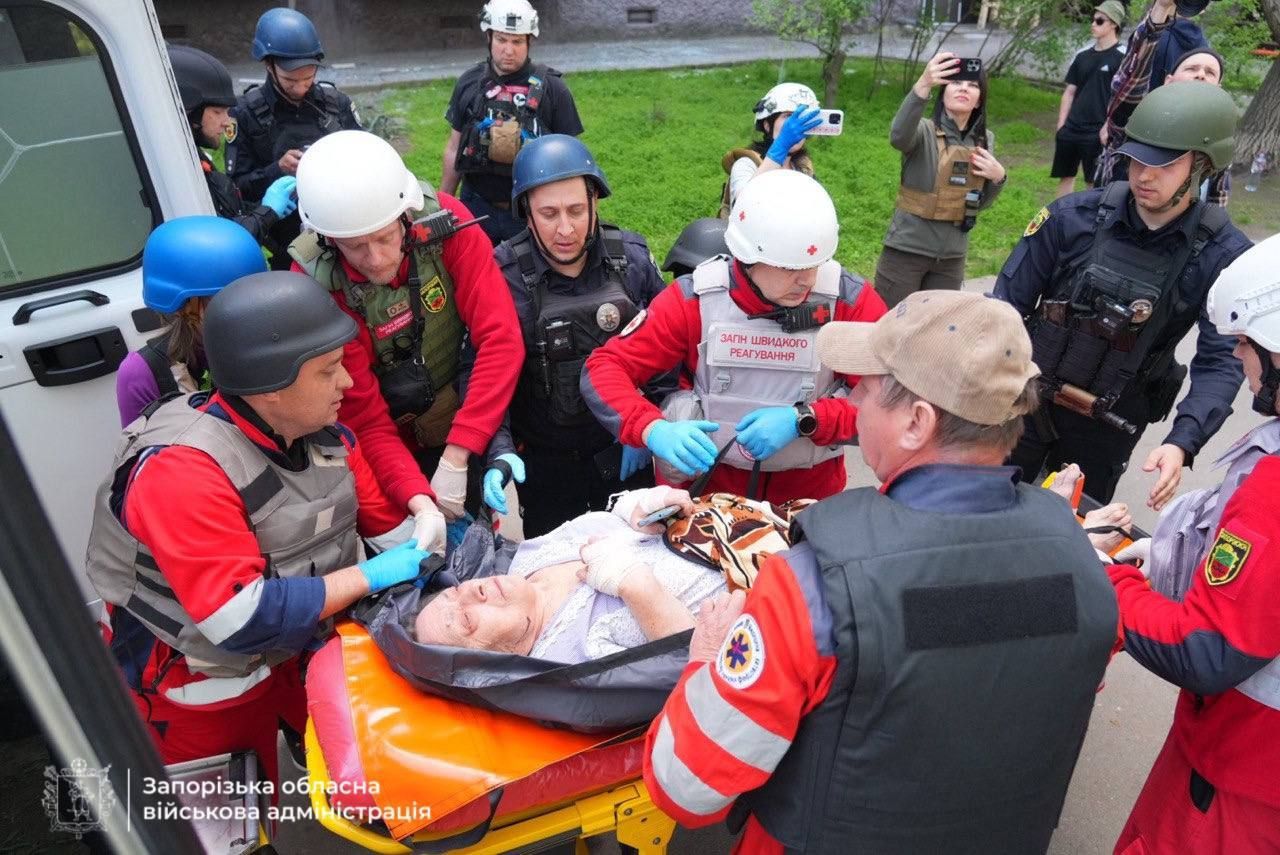 Пораненій людині надають допомогу Пораненій людині надають допомогу