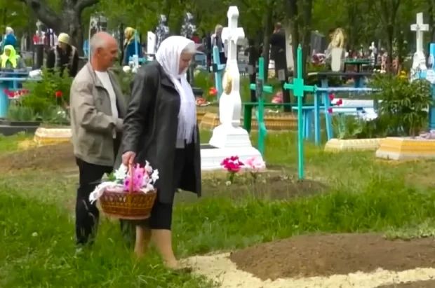 Поминальный период наступает через 9 дней после Пасхи и всегда выпадает на вторник. В 2025 году памятный день будет 29 апреля. Но для большинства людей вторник - рабочий день, поэтому украинцы поедут на кладбище в воскресенье 27 апреля. Проводы 2025 года продлятся с 27 по 29 апреля.