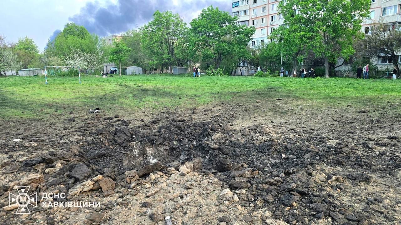 Вирва в землі після прильоту Вирва в землі після прильоту