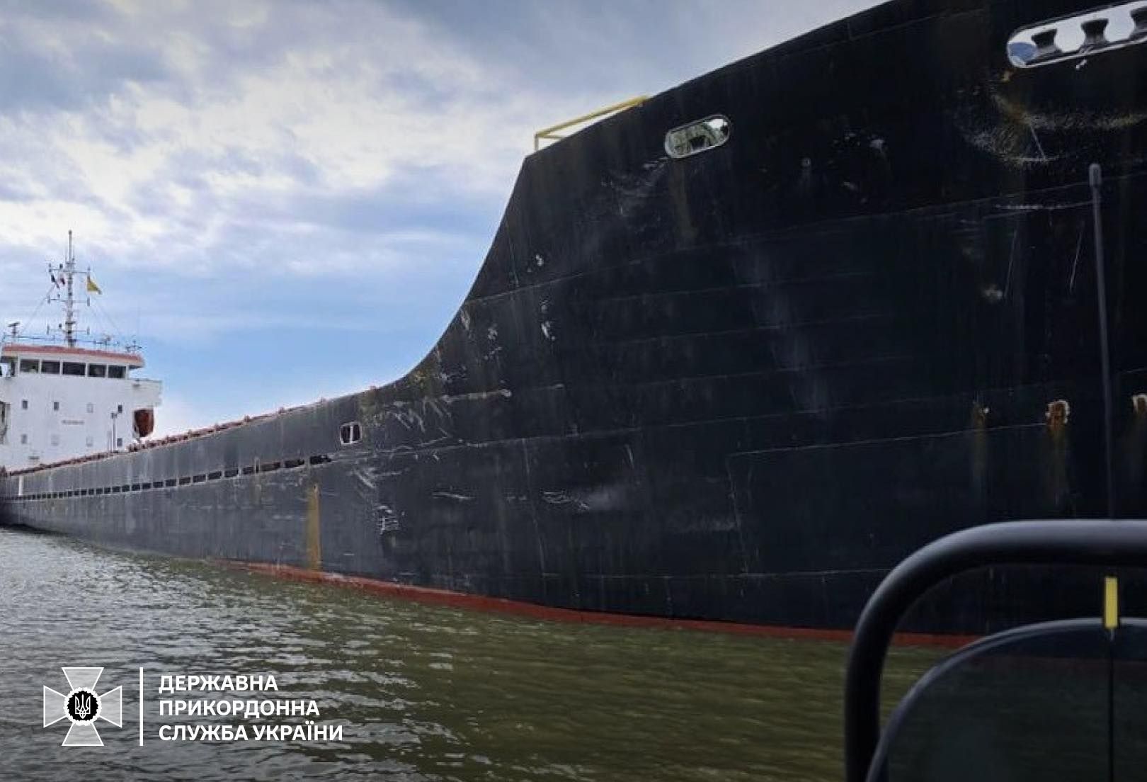 Украина арестовала судно теневого флота РФ, незаконно вывозившее отечественное зерно из порта Севастополя.