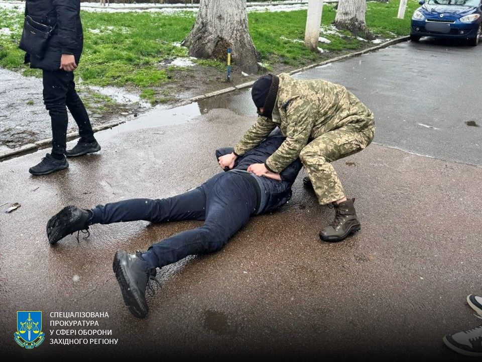 $6 тысяч за теплое место в тылу: на Буковине задержали двух должностных лиц ТЦК 1