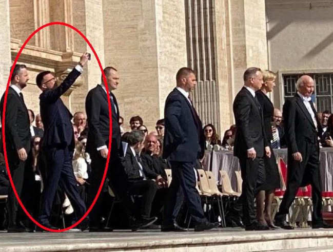 Из-за селфи европейских политиков на похоронах Папы Римского возник скандал 1