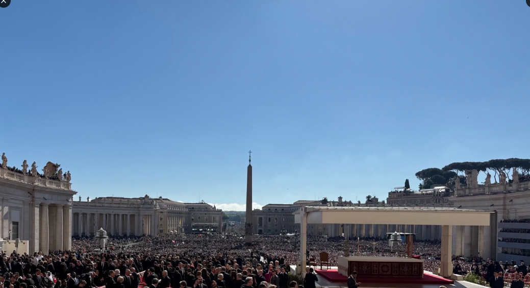 Головня говорит, что фотографировала толпу на площади Святого Петра. Фото - официальная страница Главные в Х