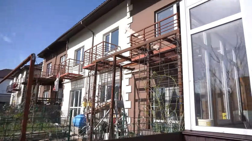 В этой секции расположен таунхаус звездной семьи В этой секции расположен таунхаус звездной семьи