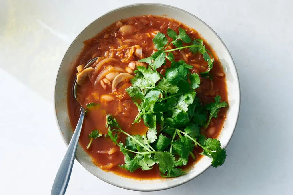 Чеснок, имбирь и кимчи: суп от похмелья.