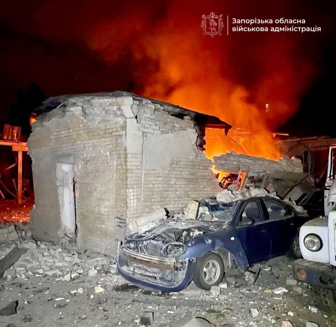 Росіяни вдарили по будинках і закладах освіти у Запоріжжі: загинув чоловік, під завалами є люди 5