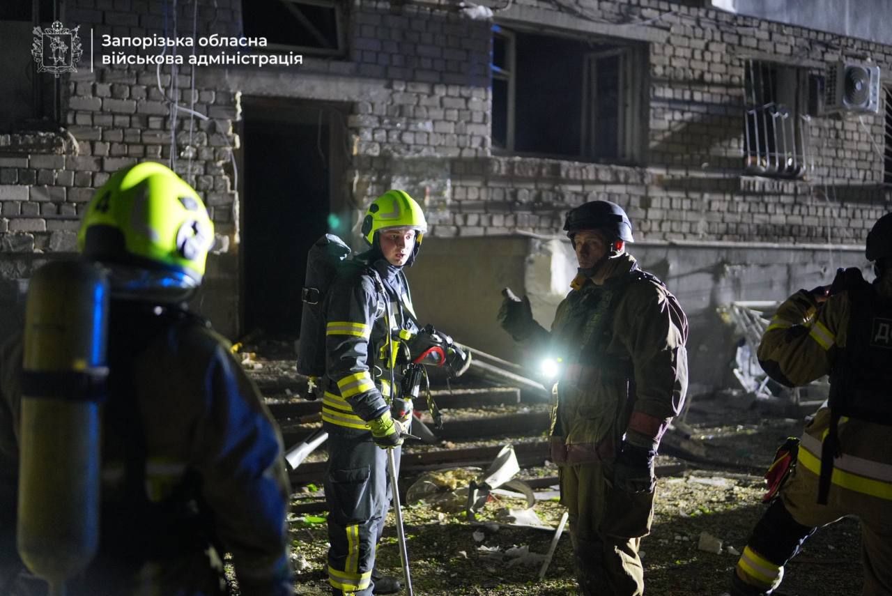 Росіяни вдарили по будинках і закладах освіти у Запоріжжі: загинув чоловік, під завалами є люди 3
