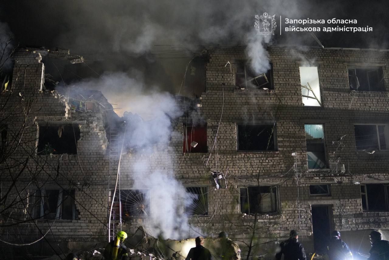 Росіяни вдарили по будинках і закладах освіти у Запоріжжі: загинув чоловік, під завалами є люди 2