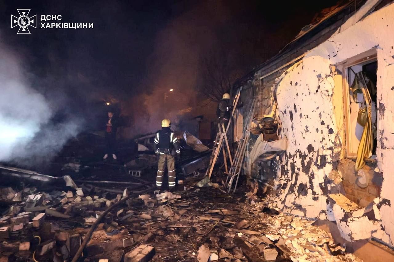 Последствия атаки дронов в Харьков вечером 2 мая. Фото — ГСЧС