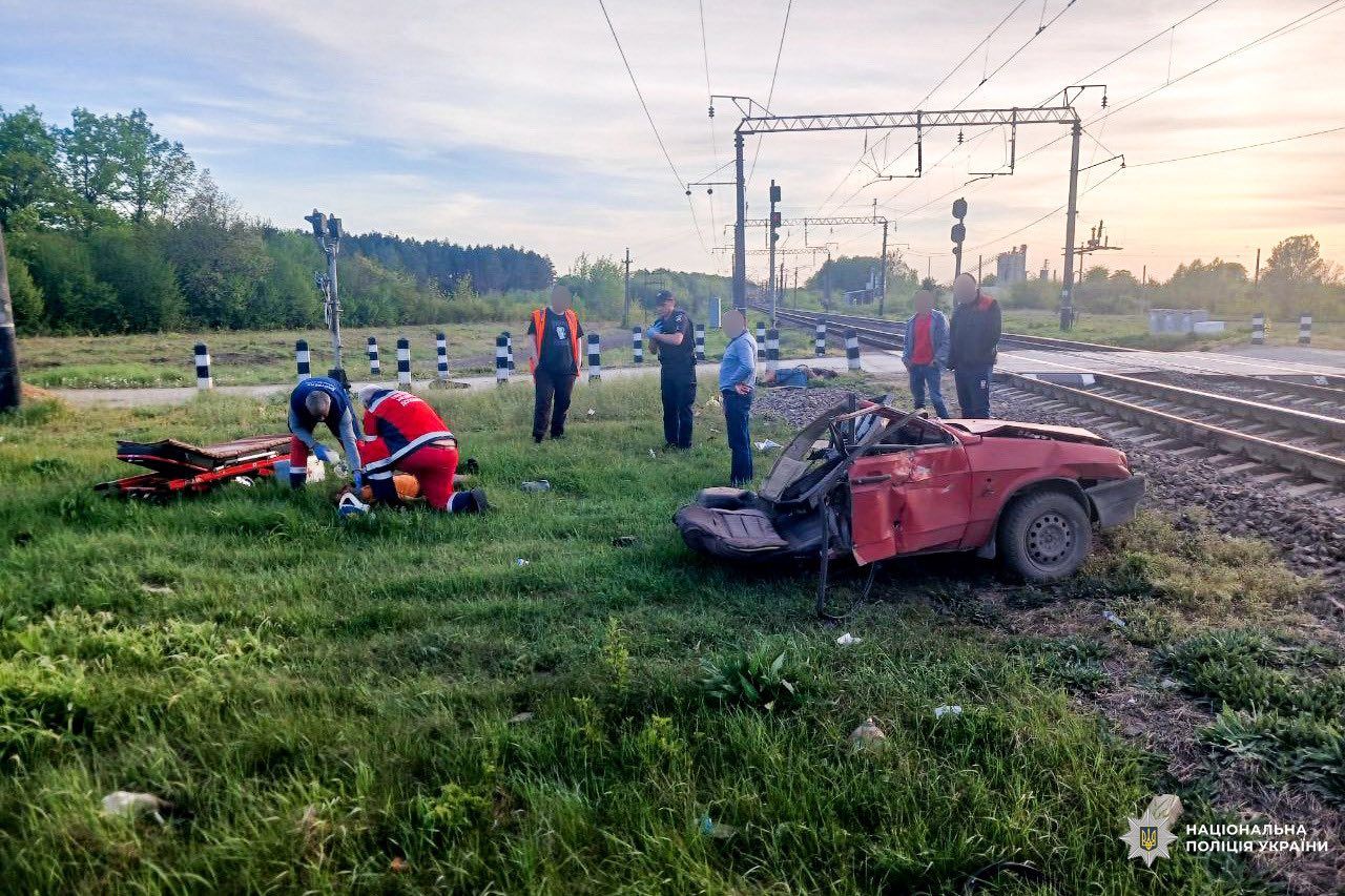 Потяг на швидкості збив автомобіль на Рівненщині — у загиблих не було шансів вижити 2