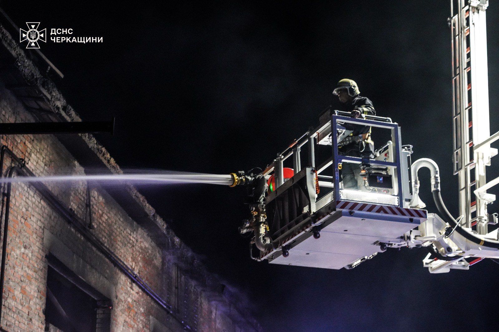 РФ вдарила по Черкасах: вогонь охопив житлові будинки, є постраждалий 2