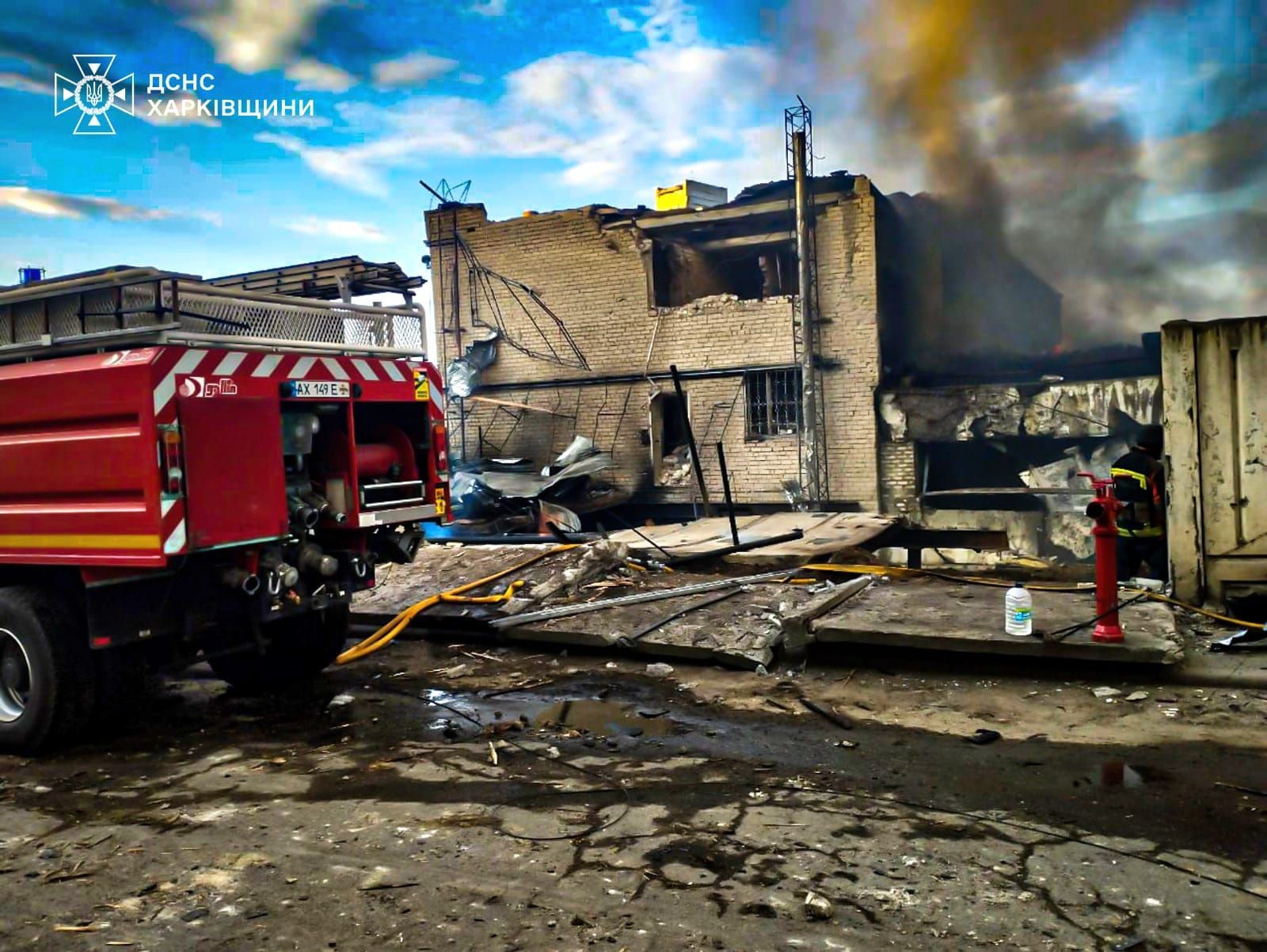 Оккупанты беспилотниками атаковали Харьковщину: пылало почтовое отделение и учебное заведение 1