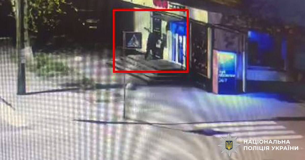 Чоловік бетонним блоком та палицею пошкодив банкомат та зник в невідомому напрямку, але згодом його затримали У Києві чоловік розтрощив банкомат через відсутність коштів на рахунку - що йому загрожує 1