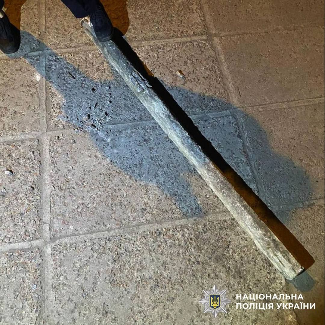 Чоловік бетонним блоком та палицею пошкодив банкомат та зник в невідомому напрямку, але згодом його затримали, фото: поліція Києва У Києві чоловік розтрощив банкомат через відсутність коштів на рахунку - що йому загрожує 2