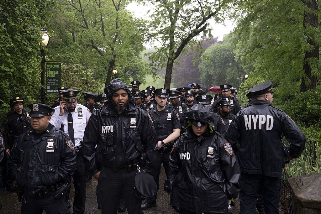 Территория была отапливана полицией, работавшей под дождем Территория была отапливана полицией, работавшей под дождем