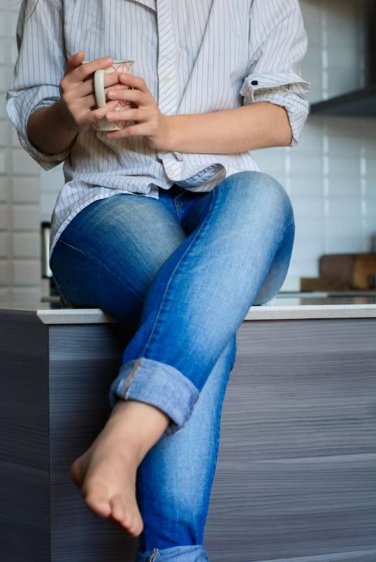 Первые "носки" носили еще пещерные люди: они обматывали ноги шкурами животных и фиксировали их на щиколотках.