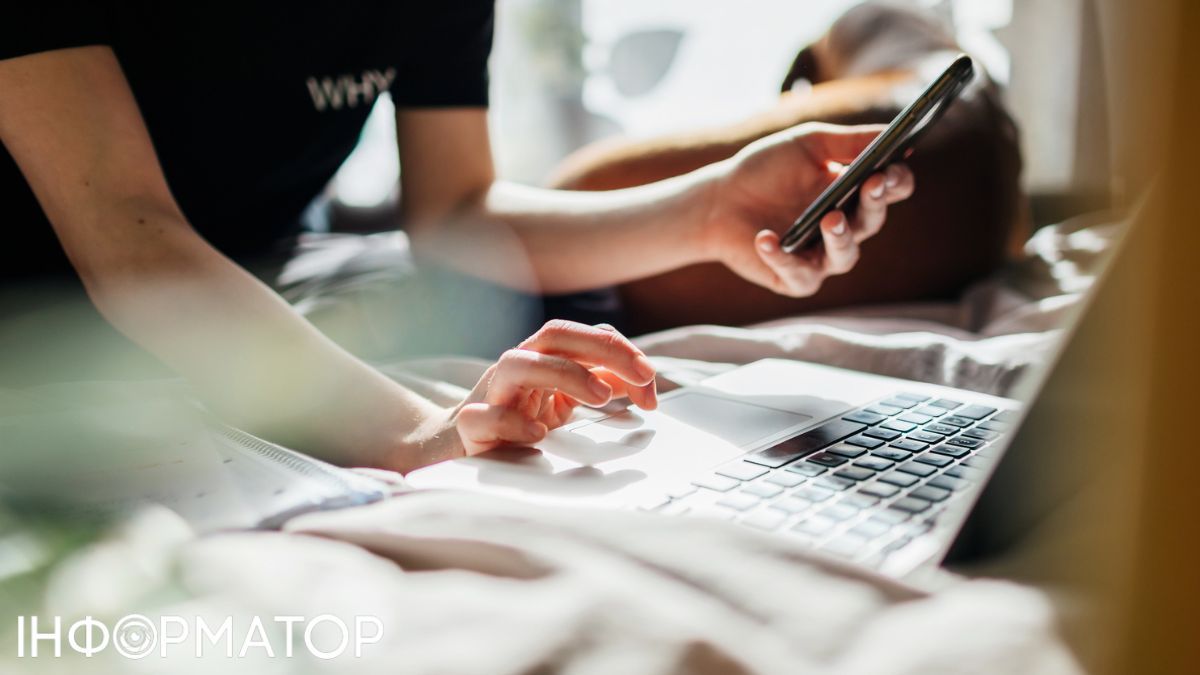 Узнать налоговый долг можно с помощью компьютера или смартфона Фото: Getty Images