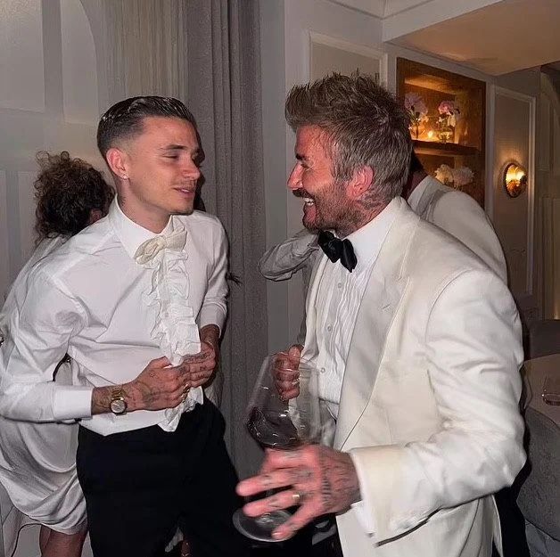 Дэвид Бекхэм и его сын Ромео на вечеринке по случаю 50-летия отца. Дэвид Бекхэм и его сын Ромео на вечеринке по случаю 50-летия отца.