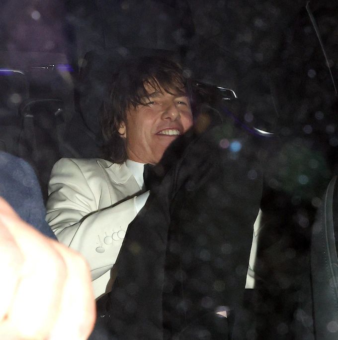 Том Круз, который виден из окна автомобиля, когда он уезжает со дня рождения Дэвида Бекхэма Том Круз, который виден из окна автомобиля, когда он уезжает со дня рождения Дэвида Бекхэма