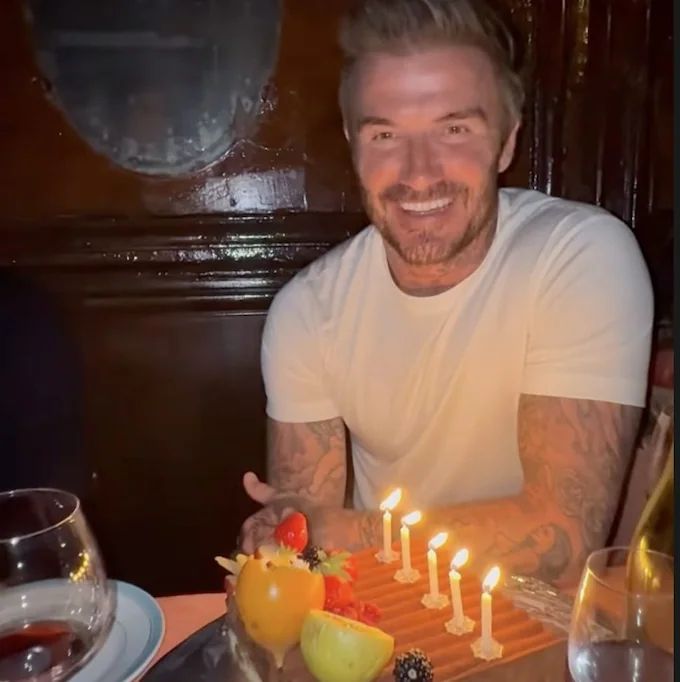 Дэвид Бекхэм с именинным тортом на фото, опубликованном в Instagram его женой Викторией. Дэвид Бекхэм с именинным тортом на фото, опубликованном в Instagram его женой Викторией.