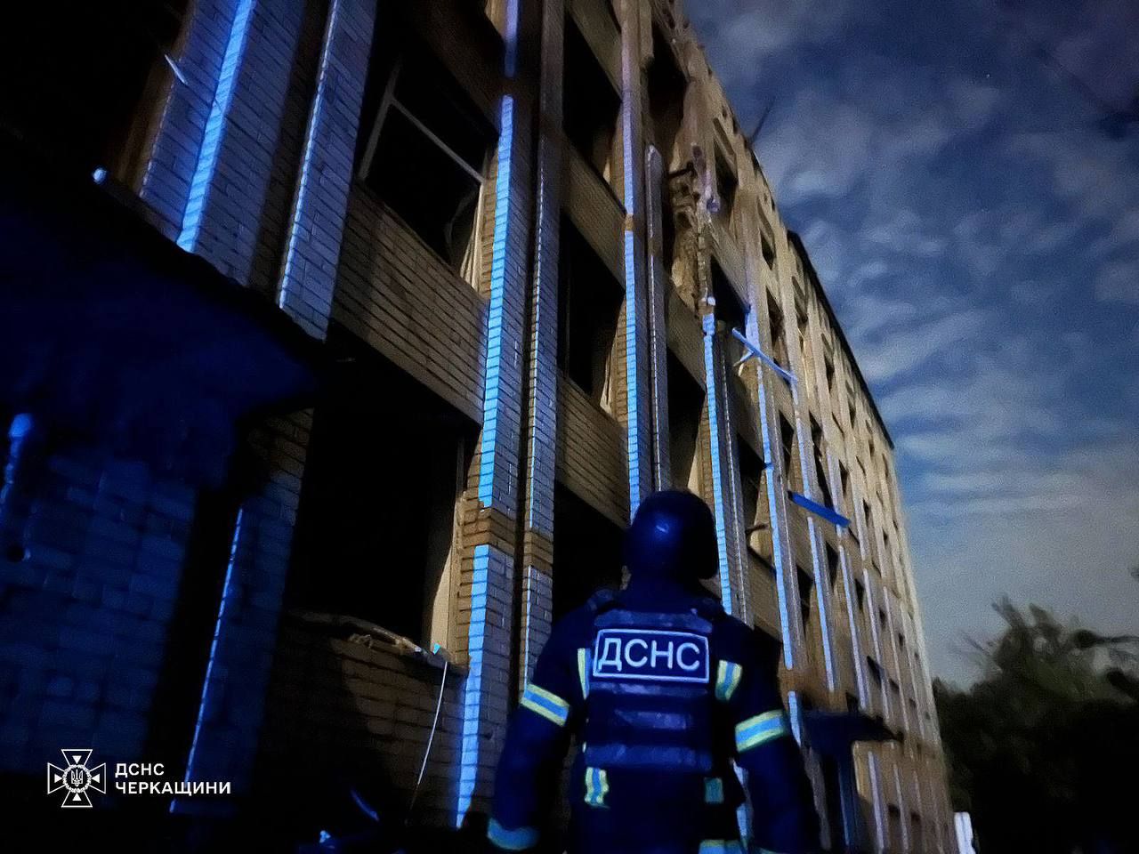 Російські дрони пошкодили будівлю навчального закладу на Уманщині. Фото — ДСНС Російські дрони пошкодили будівлю навчального закладу на Уманщині. Фото — ДСНС