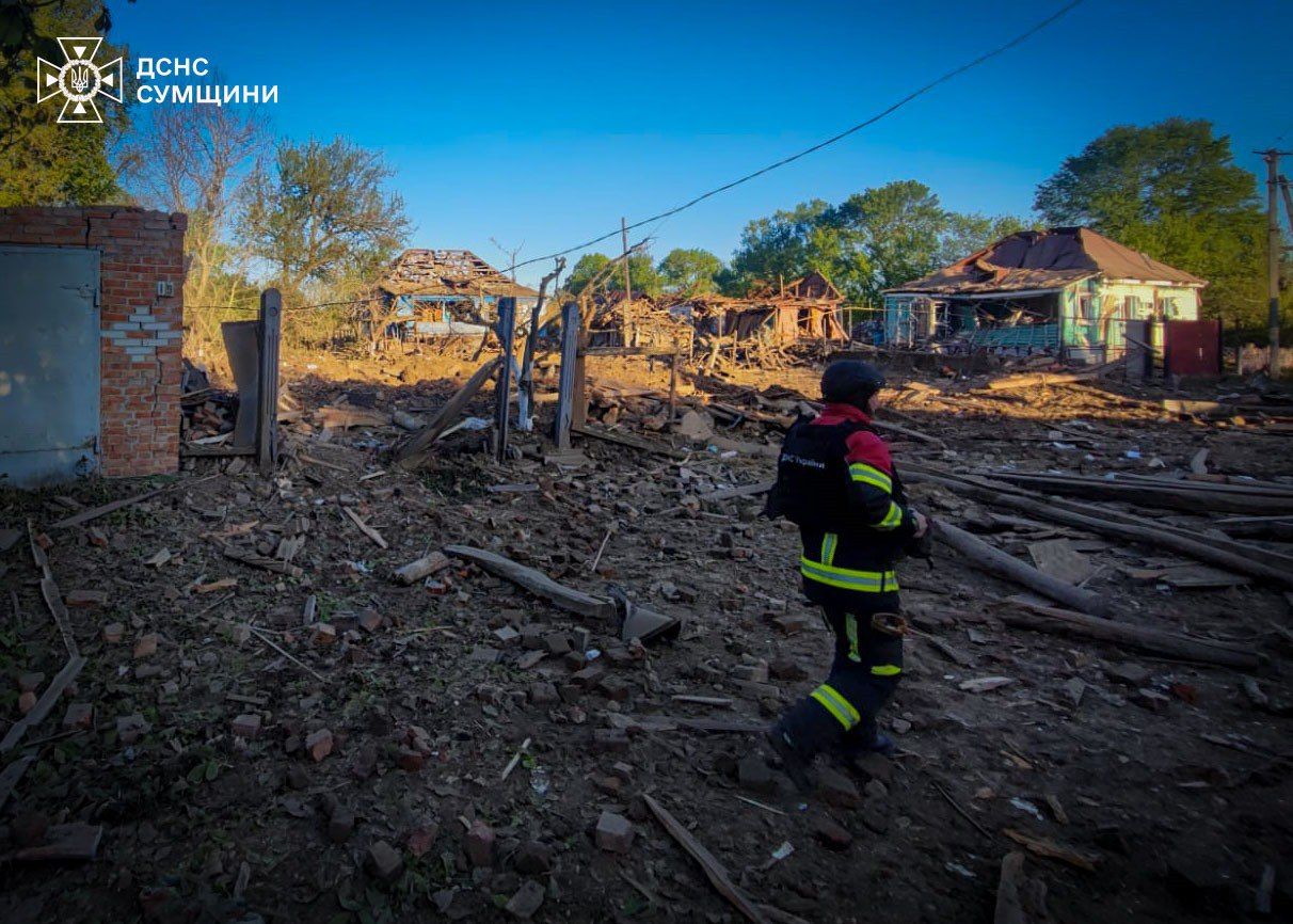 Росіяни 8 травня, на триденне перемир'я, рознесли авіаударами житлові будинки на Сумщині. Фото — ДСНС Росіяни 8 травня, на триденне перемир'я, рознесли авіаударами житлові будинки на Сумщині. Фото — ДСНС