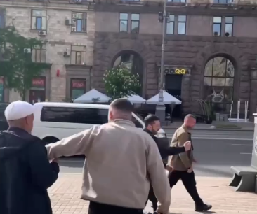 Охоронець заблокував підхід до президента