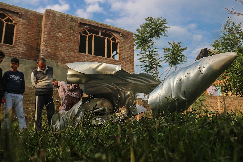 Місцеві жителі роздивляються залишки літака. 7 травня 2025. Фото: Getty Images